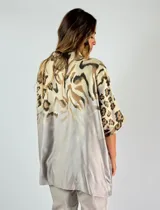 Camisa beige con estampado animal print en tonos marrones, de corte holgado y manga 3/4.