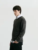 Sweater de punto con escote en V y manga larga, confeccionado en tejido acrílico con textura suave.