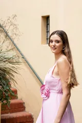 Vestido largo de crep rosa lila, con escote en V cruzado y detalle de aplicación floral en la cintura.