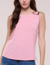 Musculosa de seda fría verde con escote a la base y detalle de aplique metálico dorado en el hombro.