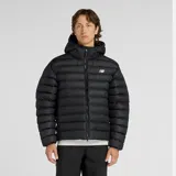 Campera puffer New Balance de color negro, con diseño acolchado, capucha integrada y cierre frontal bidireccional. Presenta el logo de la marca estampado en el pecho y puños elásticos.