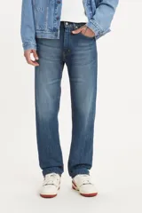 Jeans Levi's 505 Regular de corte recto y tiro medio, en color azul con efecto deslavado.