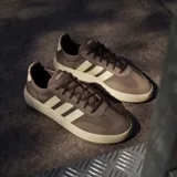 Championes Adidas Barreda Decode, color marrón con las tres tiras características en tono crema y suela de goma en el mismo tono. Confeccionados en una combinación de gamuza y material textil.