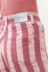 Pantalón de jean de corte recto y tiro alto con estampado de rayas verticales en tonos rosados. Cuenta con cierre frontal y bolsillos laterales.