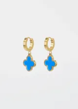 Par de aros dorados con forma de aro y dije colgante de trébol azul.