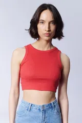 Musculosa crop de rib color rojo, sin mangas, con escote redondo y ajuste al cuerpo.