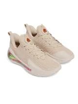 Championes de básquetbol Under Armour Curry 12, color beige con detalles en tonos vibrantes como verde, rosa y amarillo en la entresuela. Presentan un diseño técnico con parte superior de malla transpirable, contrafuerte de TPU en el talón y tecnología de amortiguación UA Flow para mayor rebote y agarre en la cancha.