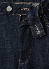 Pantalón de jean de corte recto y tiro medio, con diseño clásico de cinco bolsillos, cierre frontal de botones y cremallera oculta.