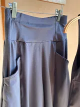 Conjunto negro de lycra de algodón, compuesto por un top corto sin mangas y un pantalón palazzo evasé con bolsillos laterales.