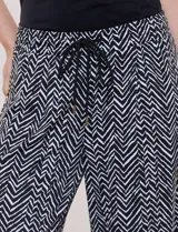 Pantalón estampado de caída fluida y calce relajado, con cintura alta elastizada y cordón ajustable con punteras metálicas, corte ancho tipo cropped.