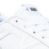 Championes Vans Lowland color blanco, de cuero sintético, con logo lateral en forma de V y suela de goma.