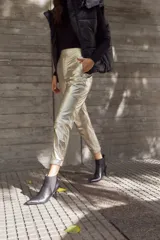 Botín negro de cuero italiano impermeabilizado, con elástico lateral, forro interno de cuero y base ultraliviana con taco de 6,5 cm.