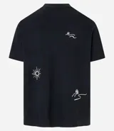 Remera relaxed de algodón y poliéster color negro, con cuello redondo, manga corta y estampa bordada de cocoteros y sol.