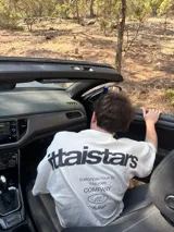 Remera negra de algodón con estampado blanco en la espalda con el logo de la marca y la frase "European Tour by Ittai Stars Company".