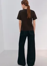 Camiseta de manga larga marrón con cuello alto y diseño liso al cuerpo.