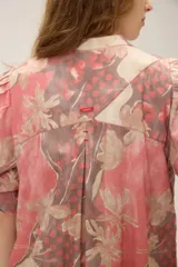 Vestido largo de algodón con estampado floral y abotonadura frontal completa, de mangas cortas abullonadas y silueta relajada.