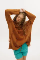 Short de denim color marrón con efecto gastado, de tiro alto y corte recto. Presenta un diseño clásico de cinco bolsillos y cierre frontal con botón y cremallera.