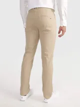 Pantalón de corte recto y diseño de cinco bolsillos, confeccionado en una mezcla de algodón orgánico y elastano. Presenta cierre de botón y cremallera, con cinta distintiva de la marca sobre el bolsillo delantero.