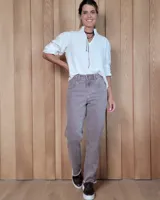 Pantalón de jean de corte recto y tiro medio, en color gris oscuro con efecto lavado. Presenta cierre frontal con botón y bolsillos laterales y traseros.