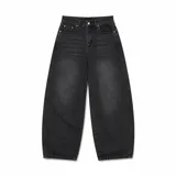 Jean baggy color negro con efecto acid wash y diseño amplio de corte holgado. Cuenta con cinco bolsillos, trabillas para cinto y cierre frontal con botón y cremallera.