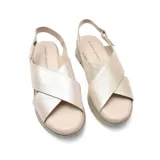 Sandalias negras de cuero con tiras cruzadas y plataforma.