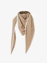 Pañuelo de formato triangular en color tostado, confeccionado en tejido suave con terminaciones bordeadas en hilo blanco con detalle de festón.