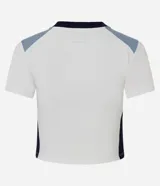 Remera de corte ajustado estilo college, confeccionada en algodón con elastano. Presenta cuello redondo, mangas cortas con recortes en color celeste y laterales en azul marino. Incluye estampado frontal con la palabra 'LIMITLESS' y detalles gráficos.