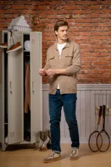 Overshirt de lana melange en color gris, con cuello camisero, cierre frontal de botones y dos bolsillos frontales con solapa.