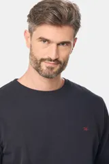 Buzo de felpa color borgoña con cuello redondo, manga larga, bolsillo tipo canguro y logo bordado en el pecho.