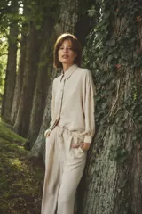 Camisa beige de manga larga con botones a tono.