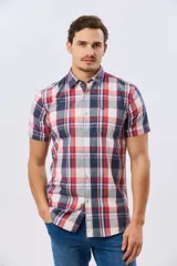 Camisa de manga corta con estampado de cuadros en tonos celestes, azules, blancos y verdes, con cierre frontal de botones y bolsillo ojal en el pecho.