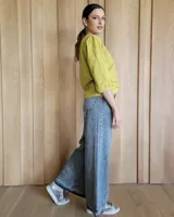 Pantalón de jean estilo wide leg con costuras verticales frontales, tiro alto y bolsillos laterales.