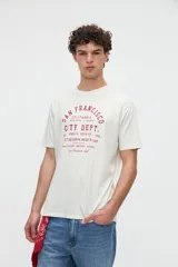 Remera de manga corta color blanco con estampa tipográfica frontal en tono rojo, de calce clásico y cuello redondo.