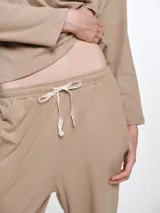 Pantalón de dormir de micro polar con tacto suave, diseño holgado, cintura elastizada con cordón ajustable, bolsillos laterales y puños elastizados en los tobillos.