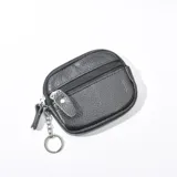 Monedero negro de cuero sintético con cierre de cremallera y llavero con aro metálico.