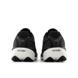 Championes de running New Balance 1080 V15, color negro con detalles en gris claro. Presentan una capellada de malla transpirable con el logo 'N' delineado en gris claro y una suela de espuma gruesa, predominantemente blanca en la parte delantera y negra en la trasera.