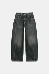 Jeans baggy oversize de tiro medio en denim color gris oscuro, con diseño de costuras marcadas en las piernas, cinco bolsillos y cierre frontal con cremallera y botón metálico.