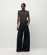 Chaleco de punto negro con cuello redondo, hombreras estructuradas y diseño sin mangas. Confeccionado en tejido de punto con acabado acanalado en el ruedo.