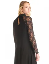 Vestido midi negro con cuello alto y mangas largas de encaje. Presenta una abertura en la espalda.