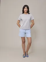 Remera blanca de algodón con cuello redondo y logo pequeño bordado en el pecho.