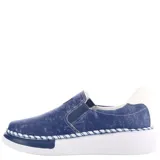 Zapatos tipo slip-on Bottero de color azul con efecto desgastado, suela de plataforma blanca con detalle de costura decorativa y elásticos laterales para mayor comodidad.