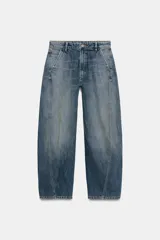Jeans de tiro medio y corte barrel con diseño de perneras curvadas, tiro medio, trabillas para cinturón y cinco bolsillos. Presenta lavado clásico y costuras pespunteadas decorativas en la parte delantera.