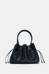 Bolso tipo shopper de cuero sintético en color azul oscuro, con diseño fruncido, doble asa de mano y cordones ajustables a los lados.