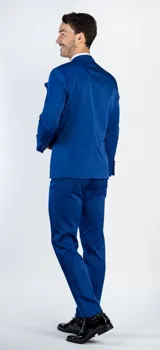 Traje de ceremonia Florenzi modelo Bacoli, compuesto por saco y pantalón en color azul. El saco presenta solapa tipo chal en raso, cierre de un botón forrado y corte slim fit. El pantalón es de corte recto al tono.