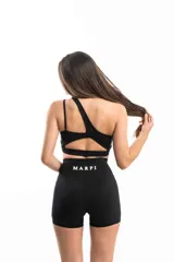 Short deportivo negro de tiro alto con logo de la marca en la parte trasera de la cintura.