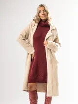 Tapado largo color camel confeccionado en lana escarada elastizada. Diseño clásico con cuello solapa y corte recto. Fabricado en Italia.