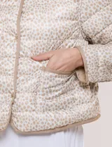 Campera puffer corta de diseño reversible y liviano, marca Michael Kors. Cuenta con acabado resistente al agua, diseño acolchado con matelaseado horizontal, cuello redondo a la base sin solapa ni capucha, cierre frontal completo con botones de presión metálicos, bolsillos laterales funcionales y ribetes a tono. Largo a la cintura y empacable en su propia bolsa de guardado.