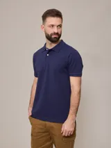 Chomba azul marino de piqué de algodón con cuello clásico y tapeta de dos botones. Logo bordado en el pecho. Corte clásico.