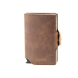 Billetera compacta de cuero sintético color marrón con doble compartimento de aluminio para tarjetas y bolsillo exterior con cierre metálico.