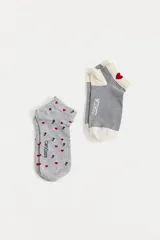 Pack de dos pares de medias soquete marca Caro Cuore. Un par es de color gris melange con estampado de corazones rojos y flores negras, y el otro par es de color crema con rayas horizontales finas en gris y un corazón rojo bordado en el talón.